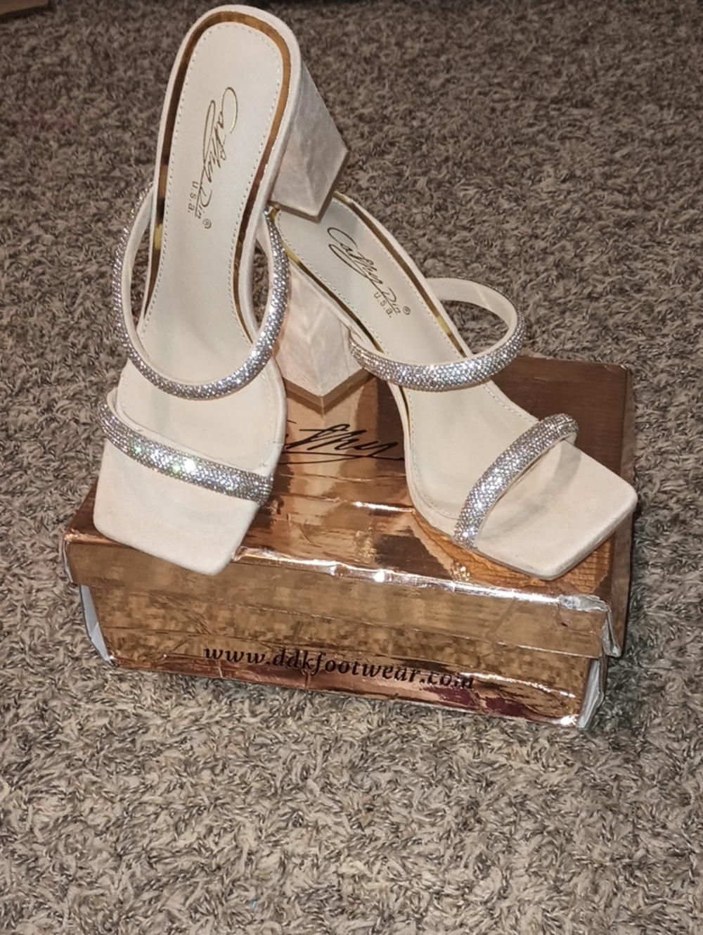 #.   NIB Cathy Din Kinna 1 Nude Women's Rhinestone Block Sandals. Size: 8.5